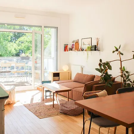Petite Ceinture With Leafy Terrace Appartement Parijs