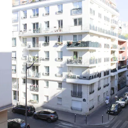 Petite Ceinture With Leafy Terrace Appartement Parijs